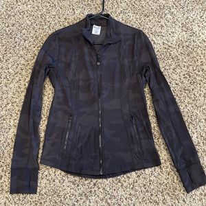 New athletic zip up jacket, stretchy, black camo print size medium